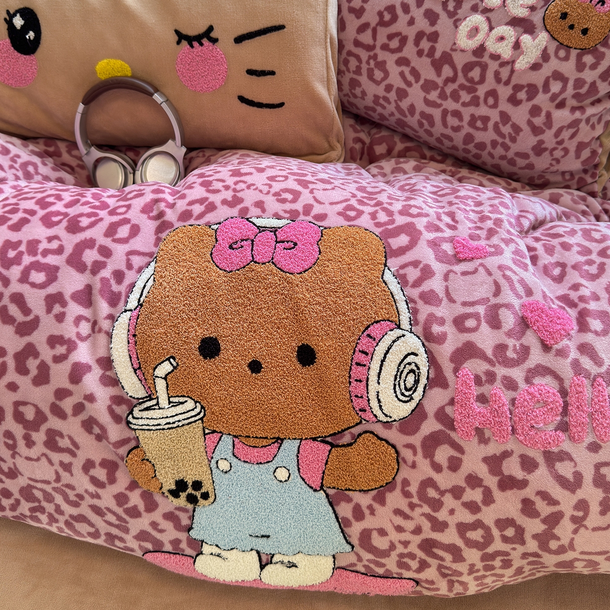 91家纺网 家纺一手货源 找家纺 罗亿家纺 2025新款高克重200g牛奶绒数码印花毛巾绣卡通四件套 黑皮粉