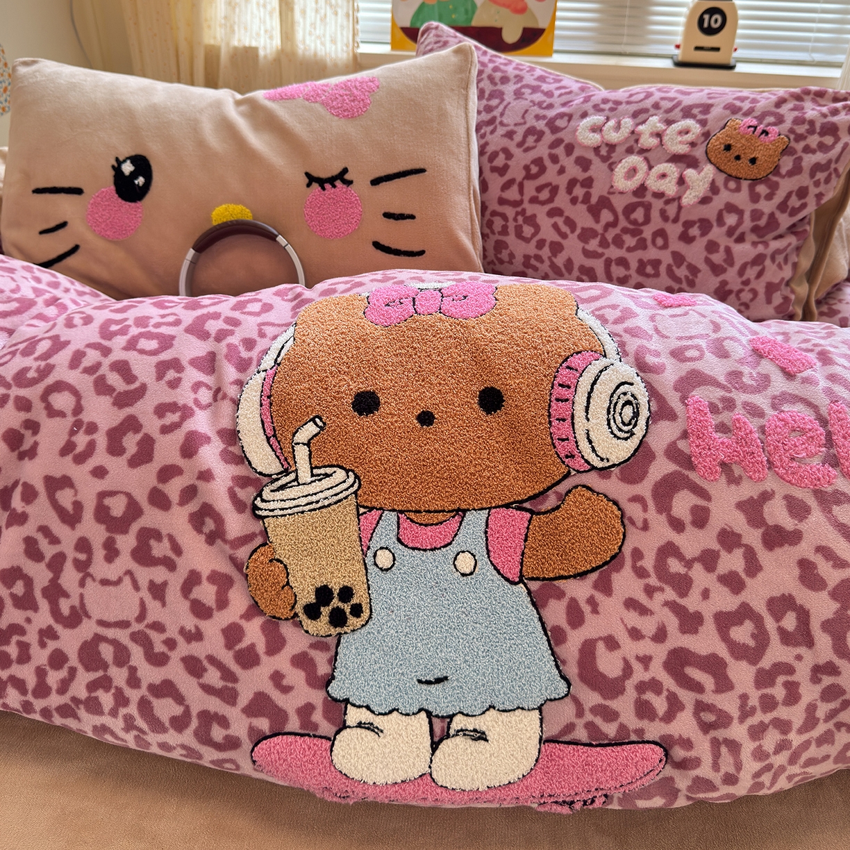 91家纺网 家纺一手货源 找家纺 罗亿家纺 2025新款高克重200g牛奶绒数码印花毛巾绣卡通四件套 黑皮粉