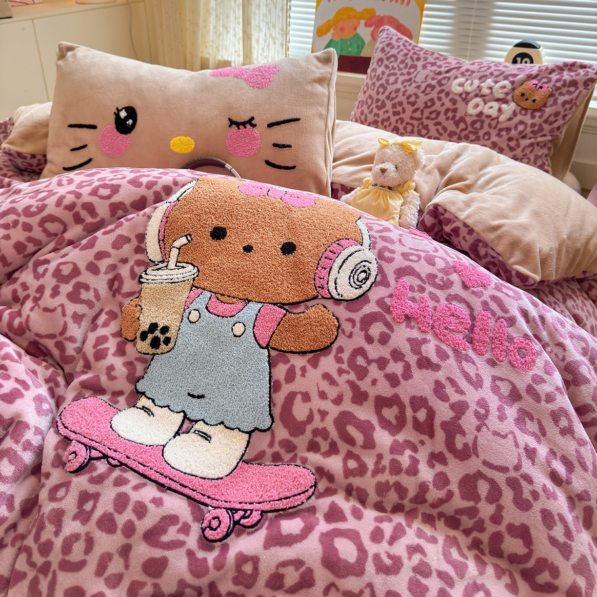 91家纺网 家纺一手货源 找家纺 罗亿家纺 2025新款高克重200g牛奶绒数码印花毛巾绣卡通四件套 黑皮粉