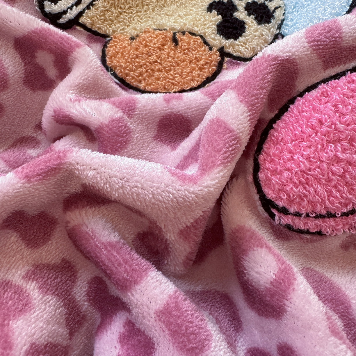 91家纺网 家纺一手货源 找家纺 罗亿家纺 2025新款高克重200g牛奶绒数码印花毛巾绣卡通四件套 黑皮粉