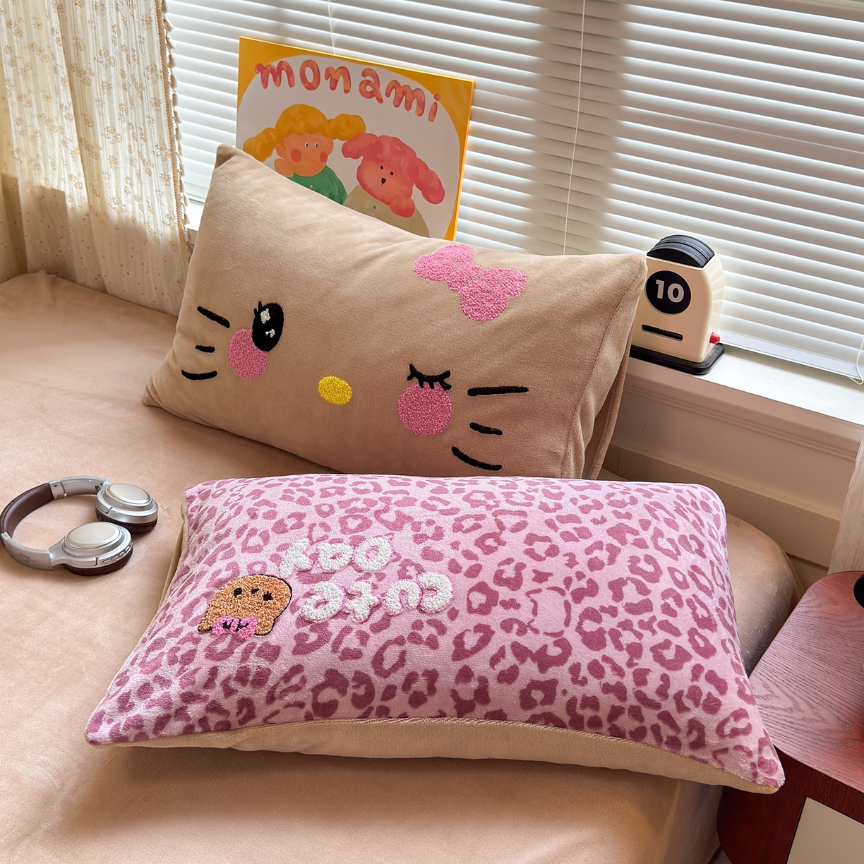 91家纺网 家纺一手货源 找家纺 罗亿家纺 2025新款高克重200g牛奶绒数码印花毛巾绣卡通四件套 黑皮粉