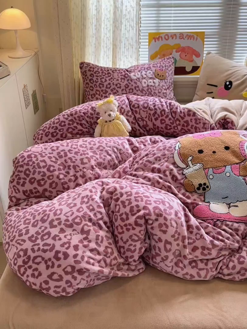 91家纺网 家纺一手货源 找家纺 罗亿家纺 2025新款高克重200g牛奶绒数码印花毛巾绣卡通四件套 黑皮粉