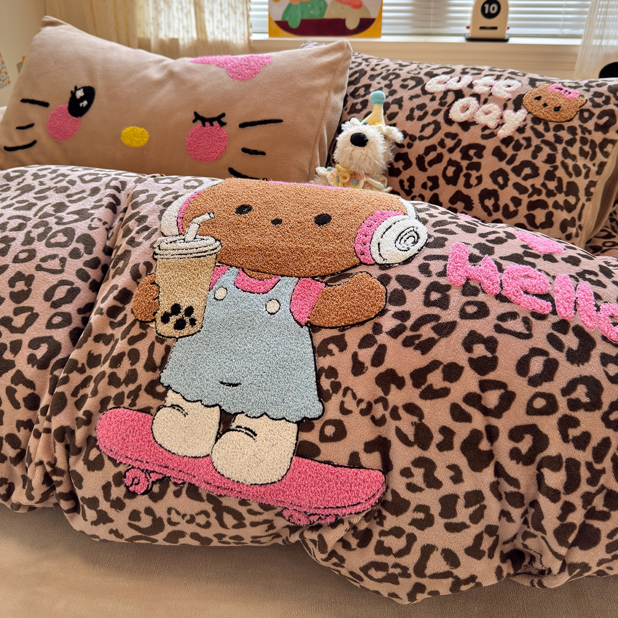 91家纺网 家纺一手货源 找家纺 罗亿家纺 2025新款高克重200g牛奶绒数码印花毛巾绣卡通四件套 黑皮咖