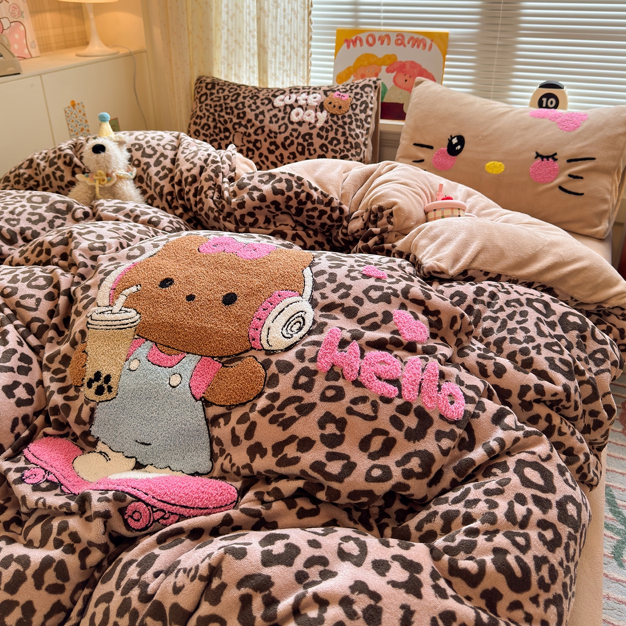 91家纺网 家纺一手货源 找家纺 罗亿家纺 2025新款高克重200g牛奶绒数码印花毛巾绣卡通四件套 黑皮咖