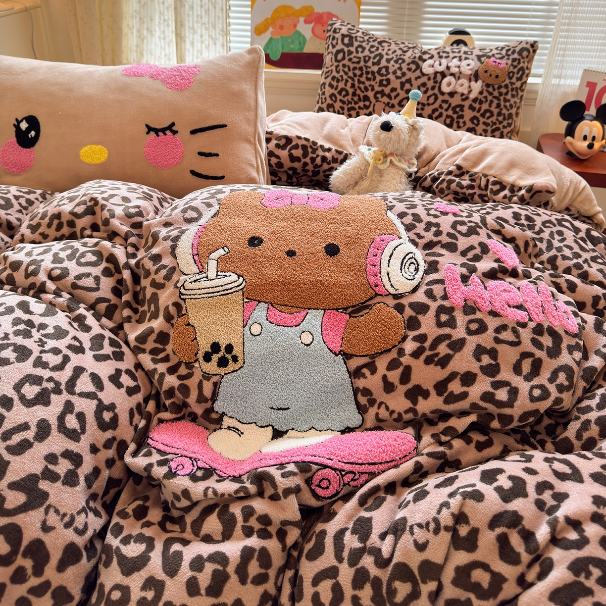 91家纺网 家纺一手货源 找家纺 罗亿家纺 2025新款高克重200g牛奶绒数码印花毛巾绣卡通四件套 黑皮咖