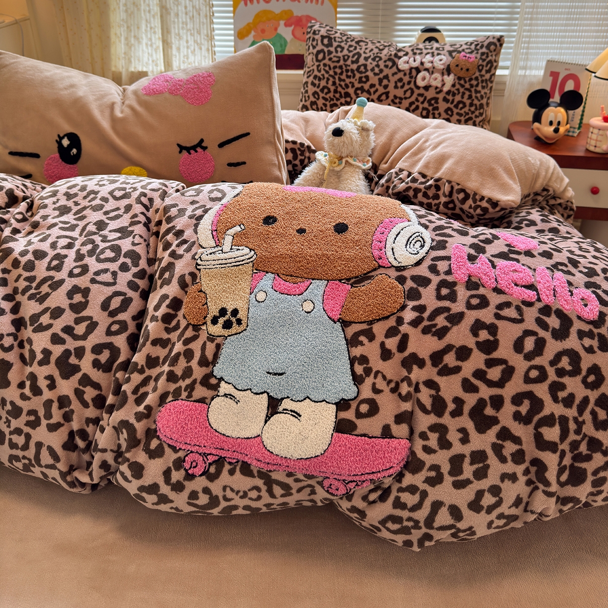 91家纺网 家纺一手货源 找家纺 罗亿家纺 2025新款高克重200g牛奶绒数码印花毛巾绣卡通四件套 黑皮咖