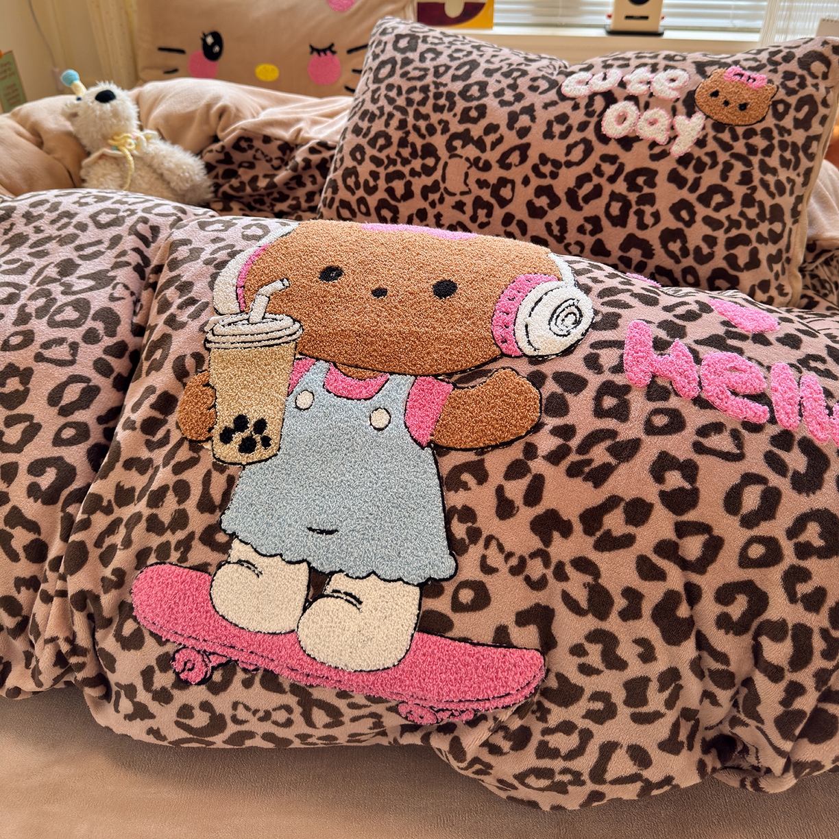 91家纺网 家纺一手货源 找家纺 罗亿家纺 2025新款高克重200g牛奶绒数码印花毛巾绣卡通四件套 黑皮咖