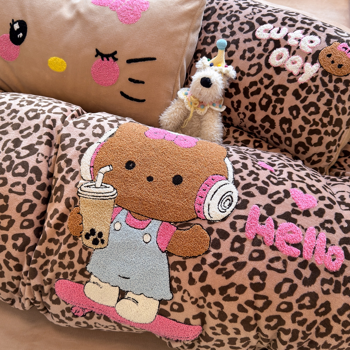 91家纺网 家纺一手货源 找家纺 罗亿家纺 2025新款高克重200g牛奶绒数码印花毛巾绣卡通四件套 黑皮咖