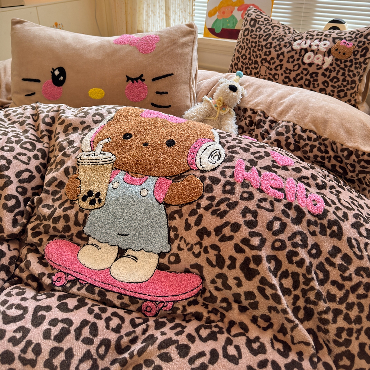 91家纺网 家纺一手货源 找家纺 罗亿家纺 2025新款高克重200g牛奶绒数码印花毛巾绣卡通四件套 黑皮咖