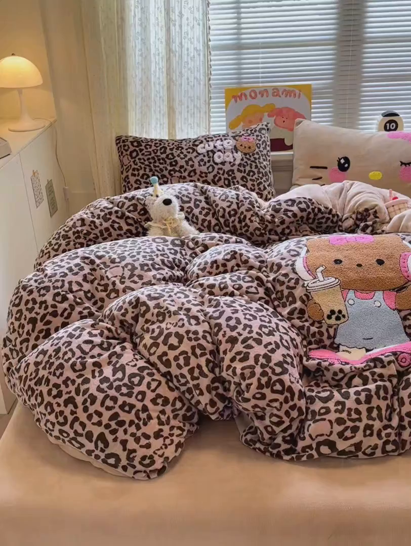 91家纺网 家纺一手货源 找家纺 罗亿家纺 2025新款高克重200g牛奶绒数码印花毛巾绣卡通四件套 黑皮咖