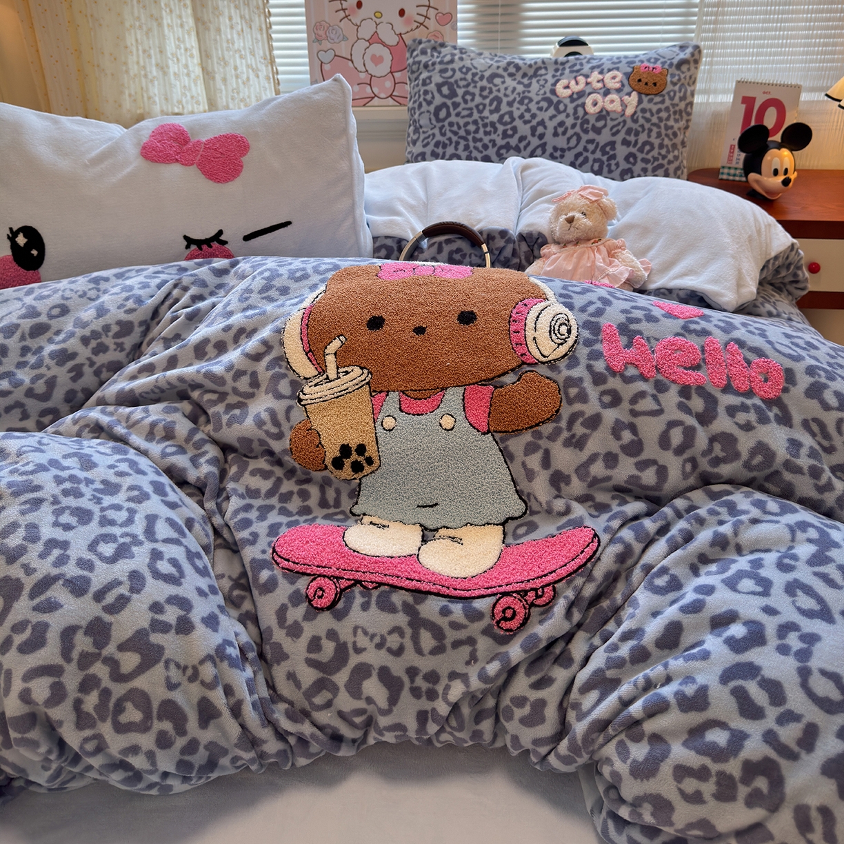 91家纺网 家纺一手货源 找家纺 罗亿家纺 2025新款高克重200g牛奶绒数码印花毛巾绣卡通四件套 黑皮蓝