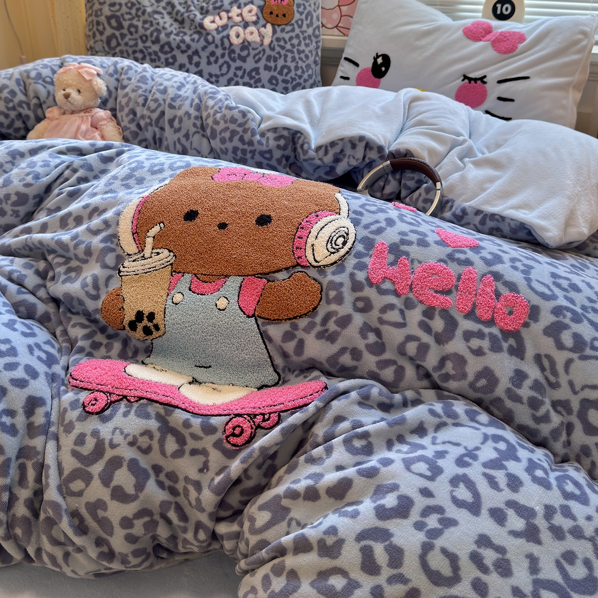 91家纺网 家纺一手货源 找家纺 罗亿家纺 2025新款高克重200g牛奶绒数码印花毛巾绣卡通四件套 黑皮蓝