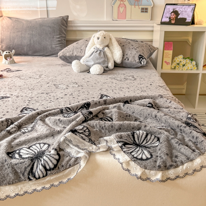 91家纺网 家纺一手货源 找家纺 妖妖家纺 2025新款高克重兔毛花边印花单床单 床单单件 斑点蝴蝶