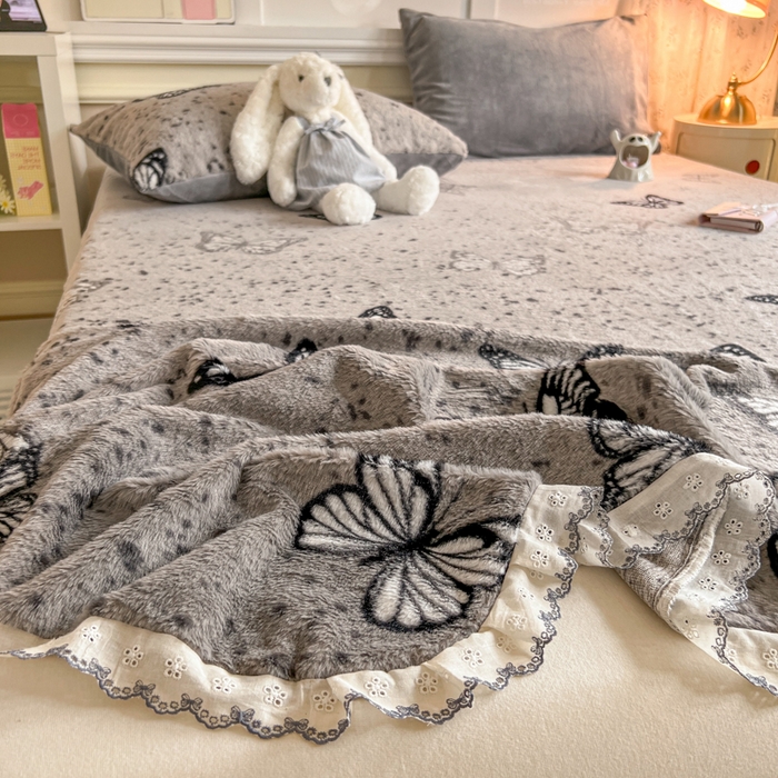 91家纺网 家纺一手货源 找家纺 妖妖家纺 2025新款高克重兔毛花边印花单床单 床单单件 斑点蝴蝶