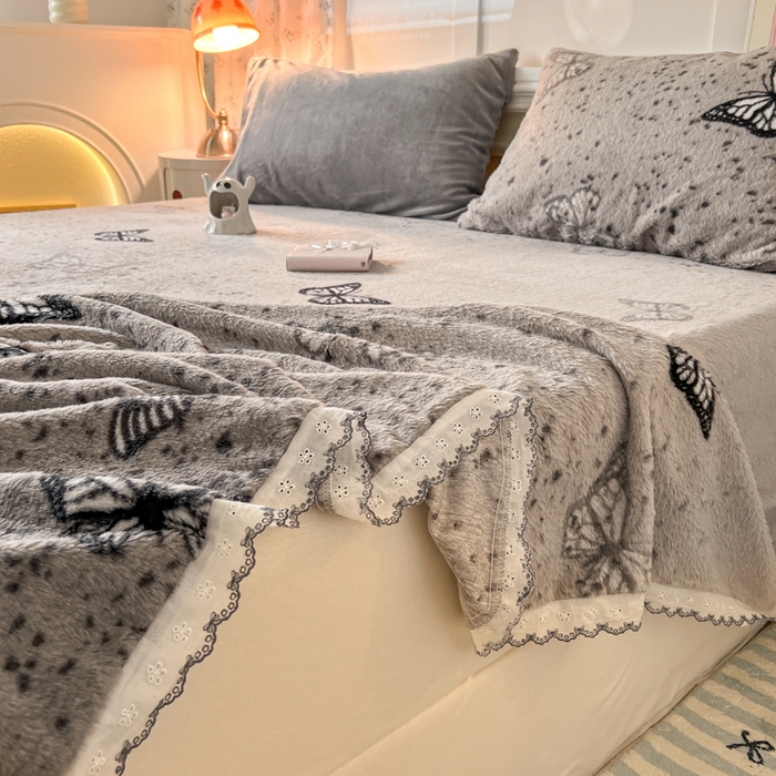 91家纺网 家纺一手货源 找家纺 妖妖家纺 2025新款高克重兔毛花边印花单床单 床单单件 斑点蝴蝶