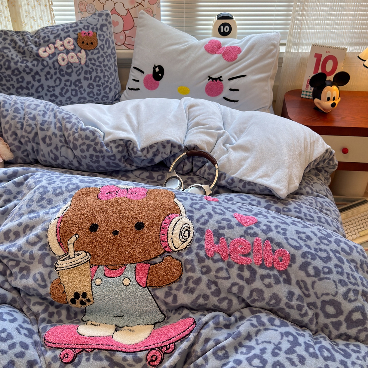 91家纺网 家纺一手货源 找家纺 罗亿家纺 2025新款高克重200g牛奶绒数码印花毛巾绣卡通四件套 黑皮蓝