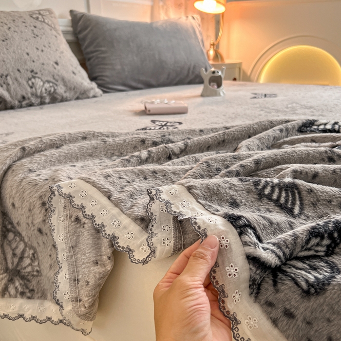 91家纺网 家纺一手货源 找家纺 妖妖家纺 2025新款高克重兔毛花边印花单床单 床单单件 斑点蝴蝶