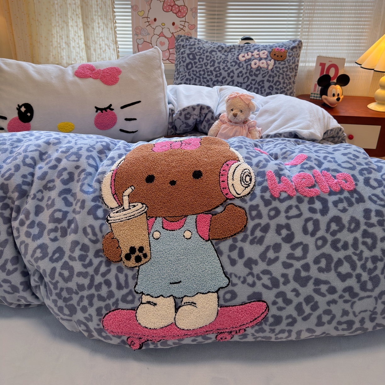 91家纺网 家纺一手货源 找家纺 罗亿家纺 2025新款高克重200g牛奶绒数码印花毛巾绣卡通四件套 黑皮蓝