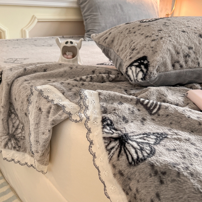 91家纺网 家纺一手货源 找家纺 妖妖家纺 2025新款高克重兔毛花边印花单床单 床单单件 斑点蝴蝶