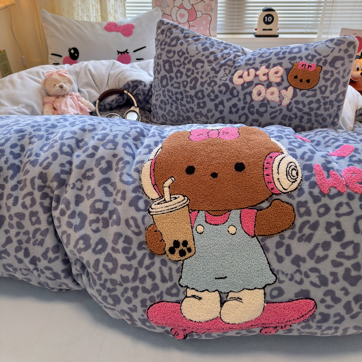 91家纺网 家纺一手货源 找家纺 罗亿家纺 2025新款高克重200g牛奶绒数码印花毛巾绣卡通四件套 黑皮蓝