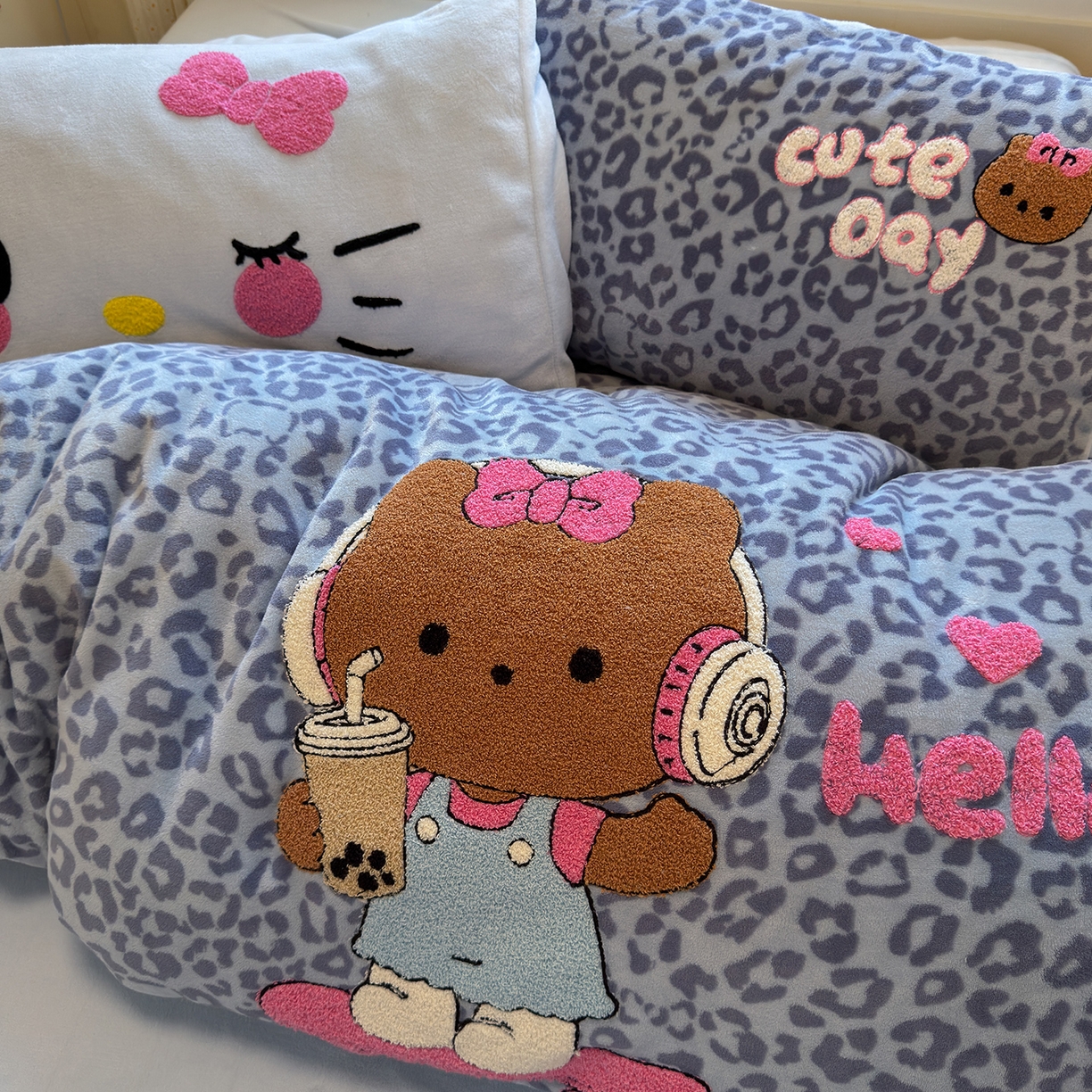 91家纺网 家纺一手货源 找家纺 罗亿家纺 2025新款高克重200g牛奶绒数码印花毛巾绣卡通四件套 黑皮蓝