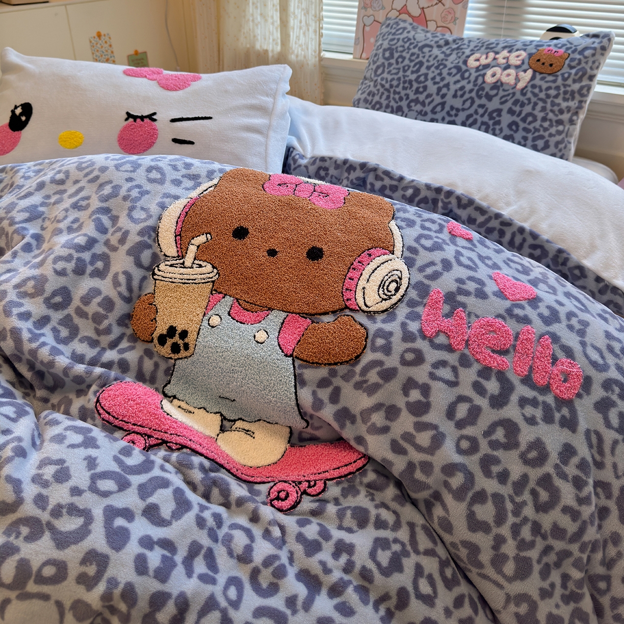 91家纺网 家纺一手货源 找家纺 罗亿家纺 2025新款高克重200g牛奶绒数码印花毛巾绣卡通四件套 黑皮蓝