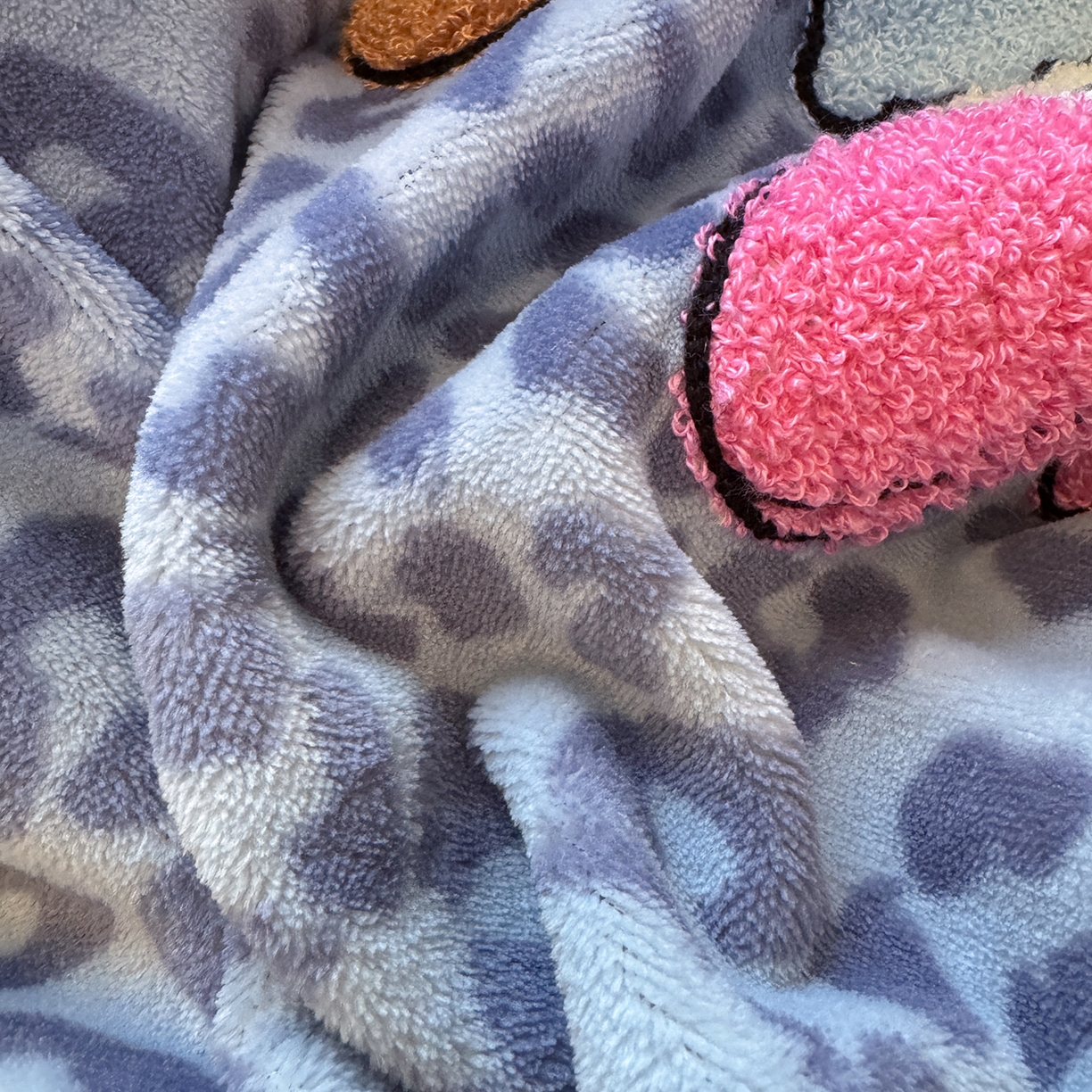 91家纺网 家纺一手货源 找家纺 罗亿家纺 2025新款高克重200g牛奶绒数码印花毛巾绣卡通四件套 黑皮蓝