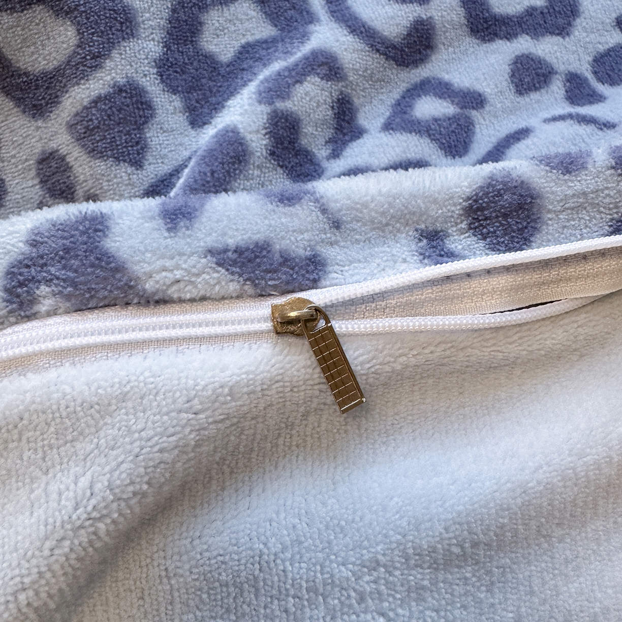 91家纺网 家纺一手货源 找家纺 罗亿家纺 2025新款高克重200g牛奶绒数码印花毛巾绣卡通四件套 黑皮蓝