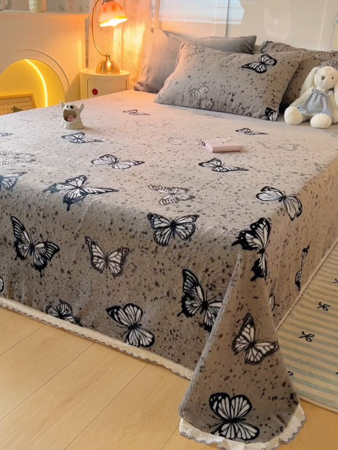 91家纺网 家纺一手货源 找家纺 妖妖家纺 2025新款高克重兔毛花边印花单床单 床单单件 斑点蝴蝶