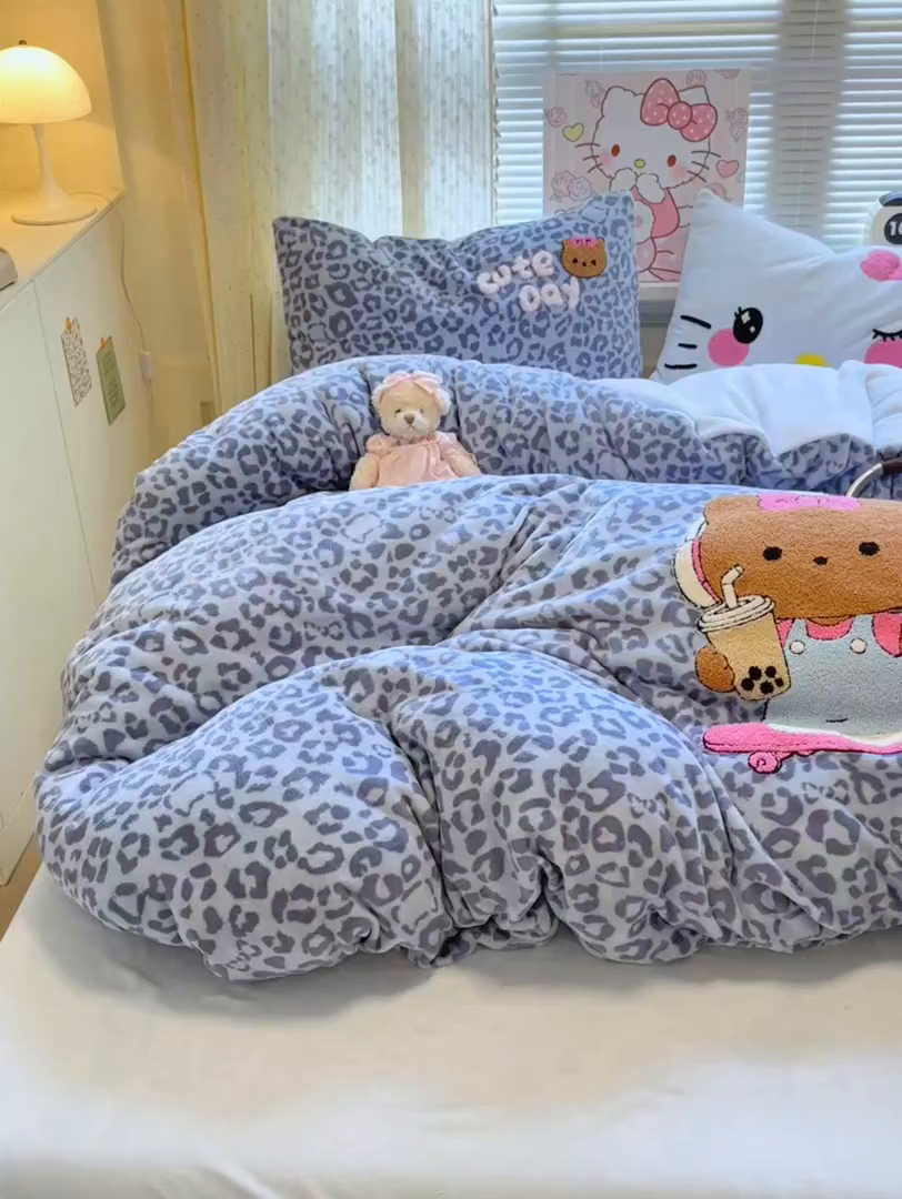 91家纺网 家纺一手货源 找家纺 罗亿家纺 2025新款高克重200g牛奶绒数码印花毛巾绣卡通四件套 黑皮蓝