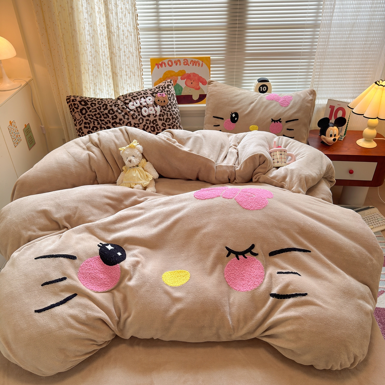 罗亿家纺 2025新款高克重200g牛奶绒数码印花毛巾绣卡通四件套 咖色表情猫