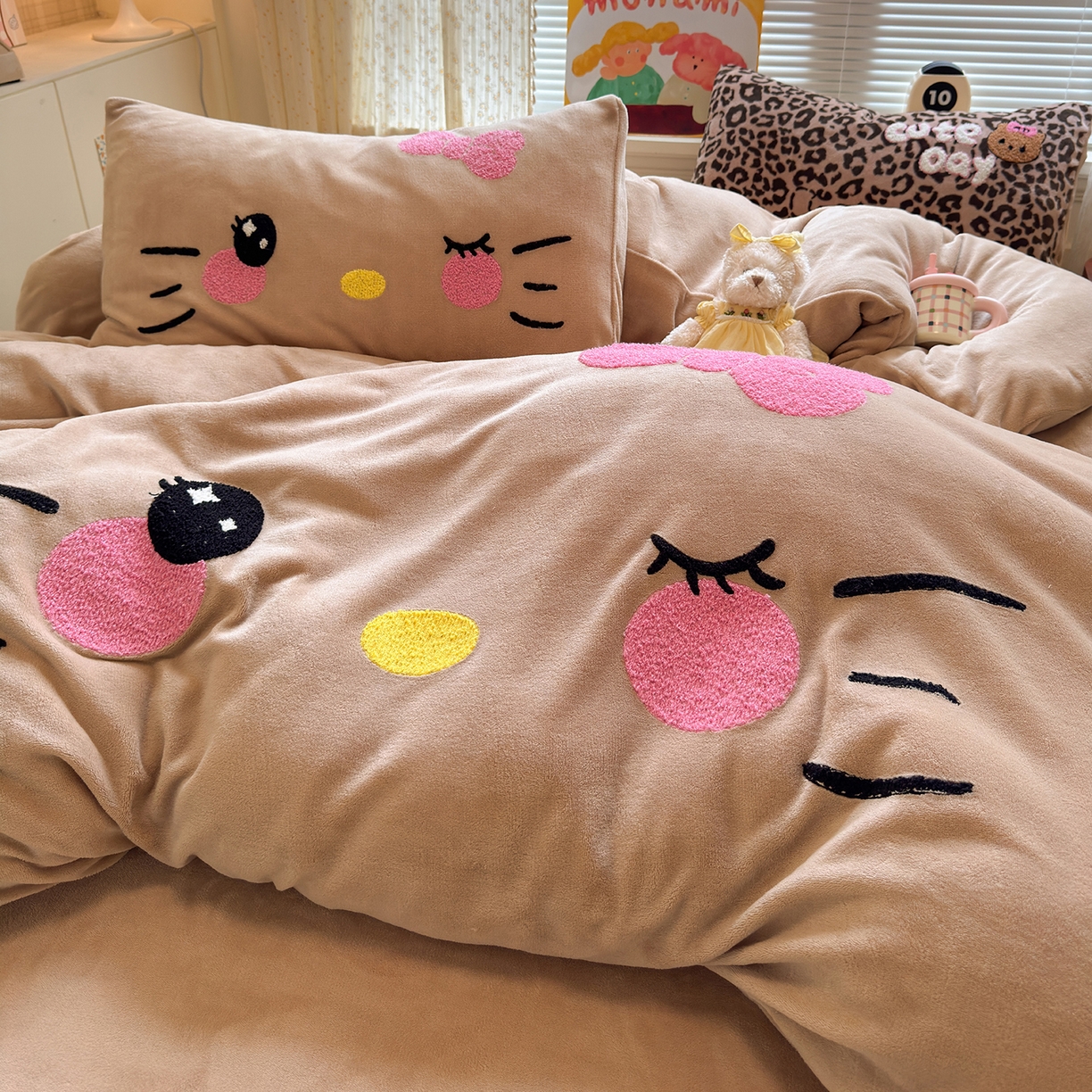 91家纺网 家纺一手货源 找家纺 罗亿家纺 2025新款高克重200g牛奶绒数码印花毛巾绣卡通四件套 咖色表情猫