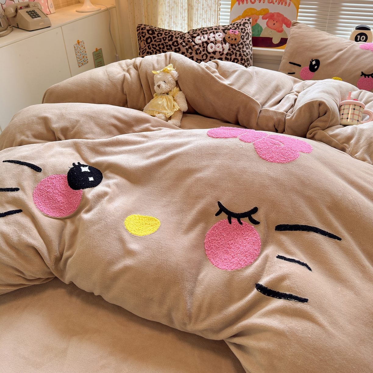 91家纺网 家纺一手货源 找家纺 罗亿家纺 2025新款高克重200g牛奶绒数码印花毛巾绣卡通四件套 咖色表情猫