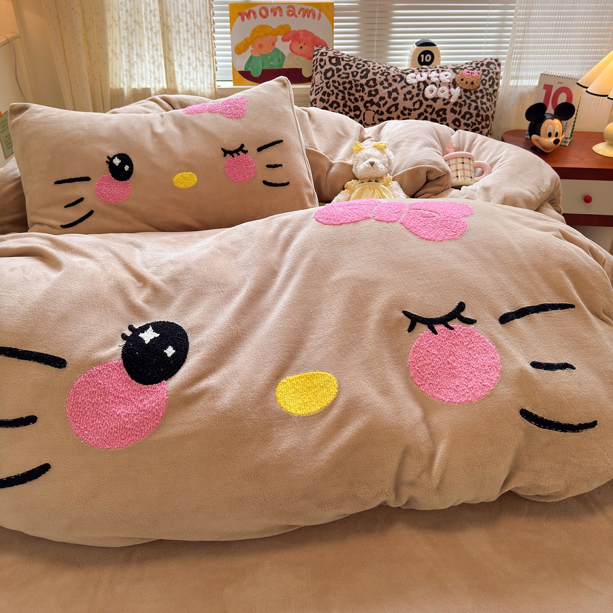 91家纺网 家纺一手货源 找家纺 罗亿家纺 2025新款高克重200g牛奶绒数码印花毛巾绣卡通四件套 咖色表情猫