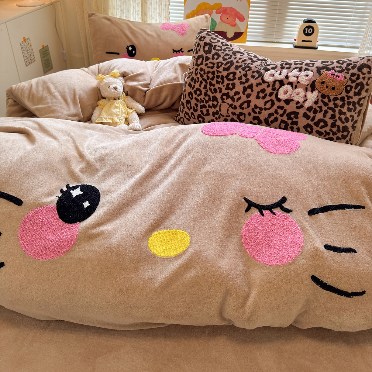 91家纺网 家纺一手货源 找家纺 罗亿家纺 2025新款高克重200g牛奶绒数码印花毛巾绣卡通四件套 咖色表情猫