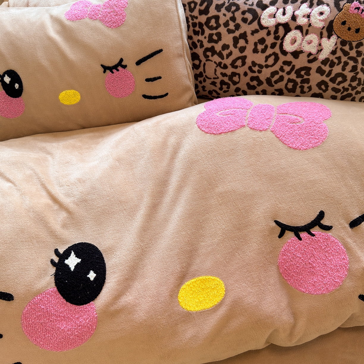 91家纺网 家纺一手货源 找家纺 罗亿家纺 2025新款高克重200g牛奶绒数码印花毛巾绣卡通四件套 咖色表情猫