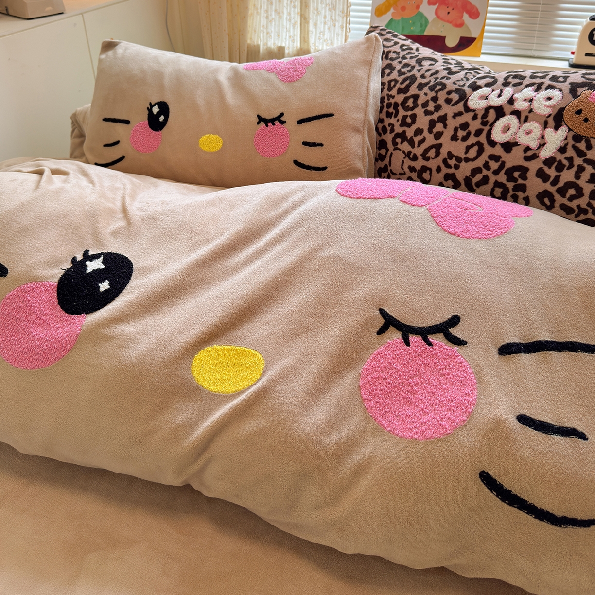 91家纺网 家纺一手货源 找家纺 罗亿家纺 2025新款高克重200g牛奶绒数码印花毛巾绣卡通四件套 咖色表情猫