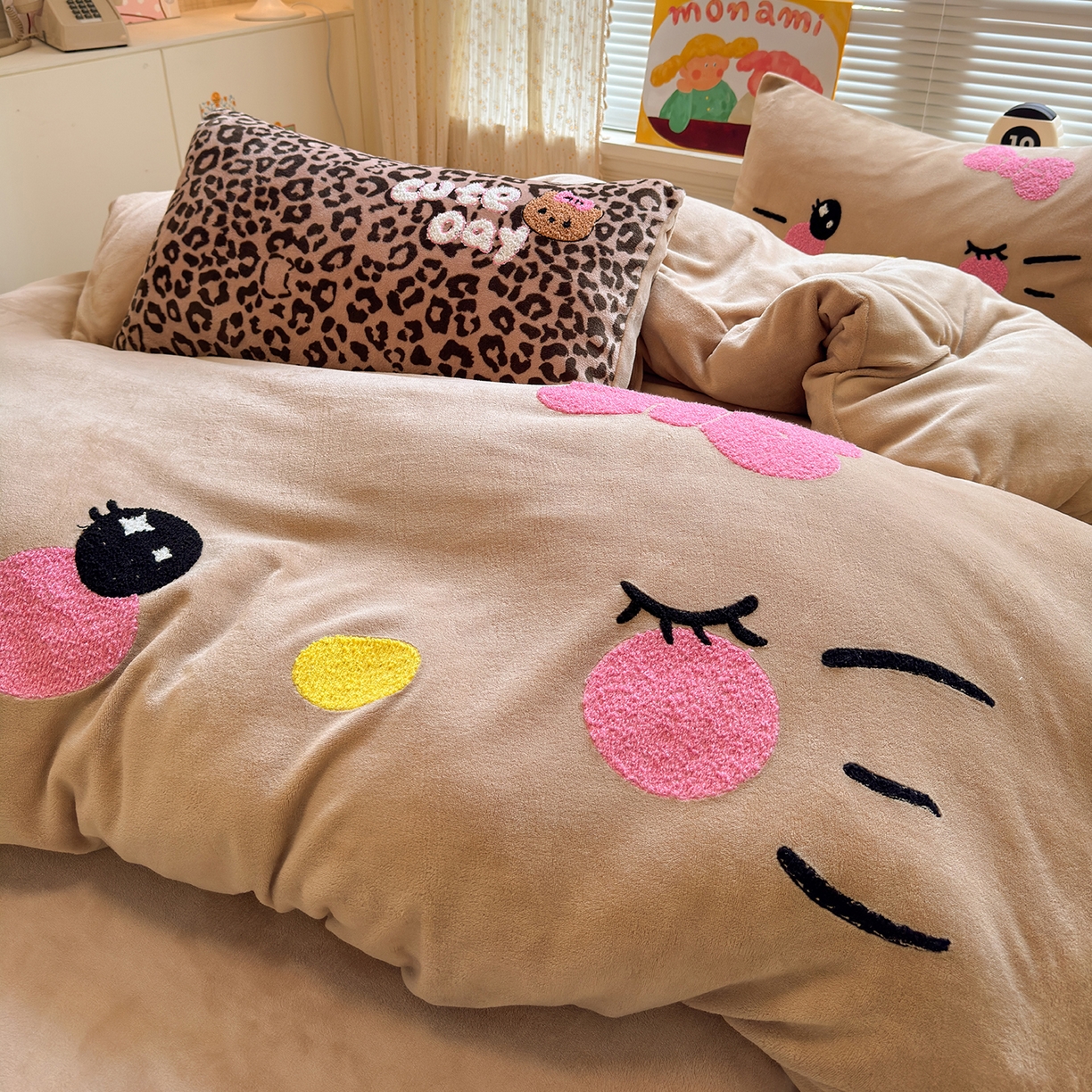 91家纺网 家纺一手货源 找家纺 罗亿家纺 2025新款高克重200g牛奶绒数码印花毛巾绣卡通四件套 咖色表情猫