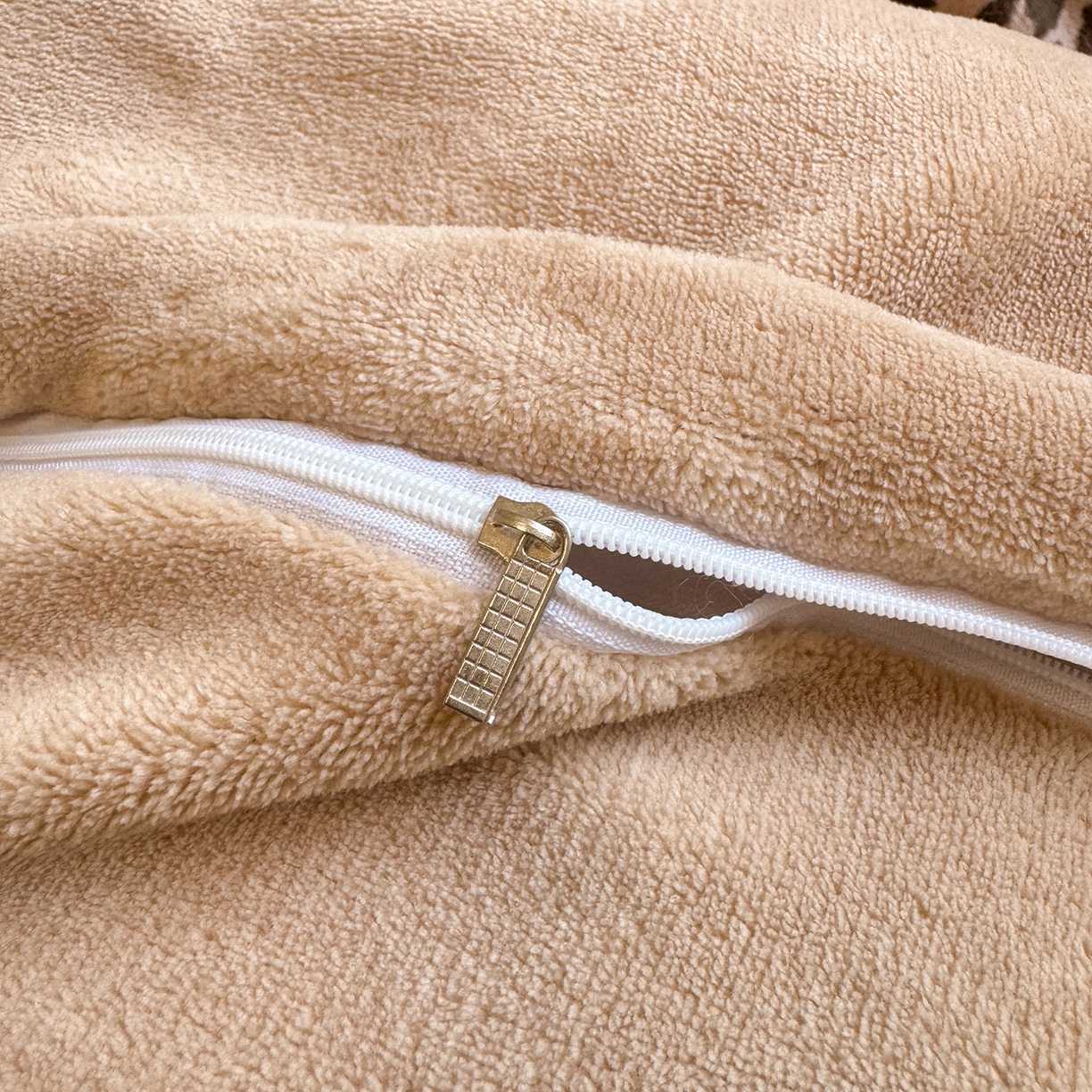 91家纺网 家纺一手货源 找家纺 罗亿家纺 2025新款高克重200g牛奶绒数码印花毛巾绣卡通四件套 咖色表情猫