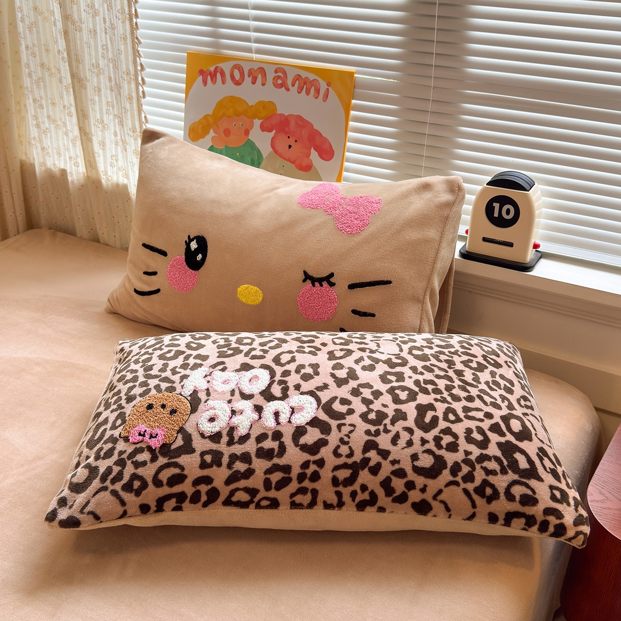 91家纺网 家纺一手货源 找家纺 罗亿家纺 2025新款高克重200g牛奶绒数码印花毛巾绣卡通四件套 咖色表情猫