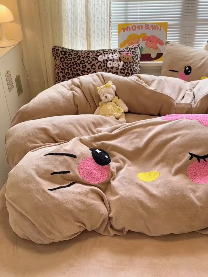 91家纺网 家纺一手货源 找家纺 罗亿家纺 2025新款高克重200g牛奶绒数码印花毛巾绣卡通四件套 咖色表情猫