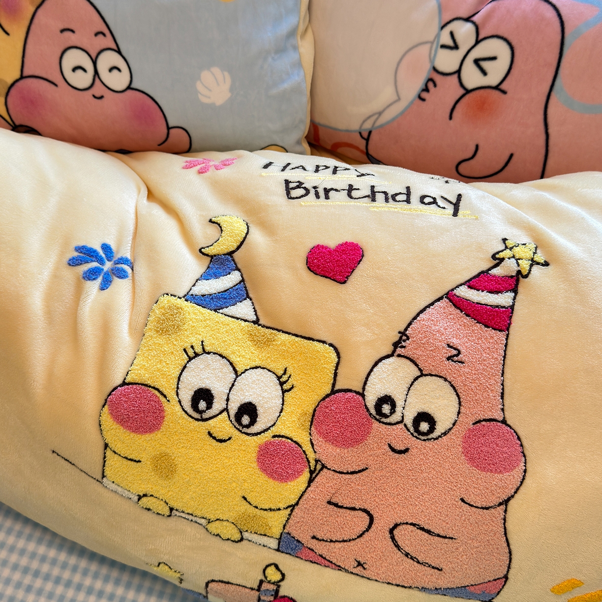 91家纺网 家纺一手货源 找家纺 罗亿家纺 2025新款高克重200g牛奶绒数码印花毛巾绣卡通四件套 生日派对