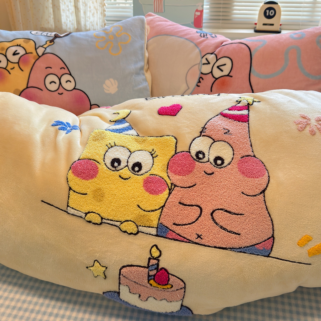 91家纺网 家纺一手货源 找家纺 罗亿家纺 2025新款高克重200g牛奶绒数码印花毛巾绣卡通四件套 生日派对