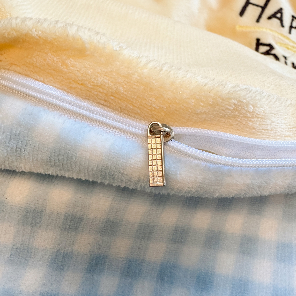 91家纺网 家纺一手货源 找家纺 罗亿家纺 2025新款高克重200g牛奶绒数码印花毛巾绣卡通四件套 生日派对