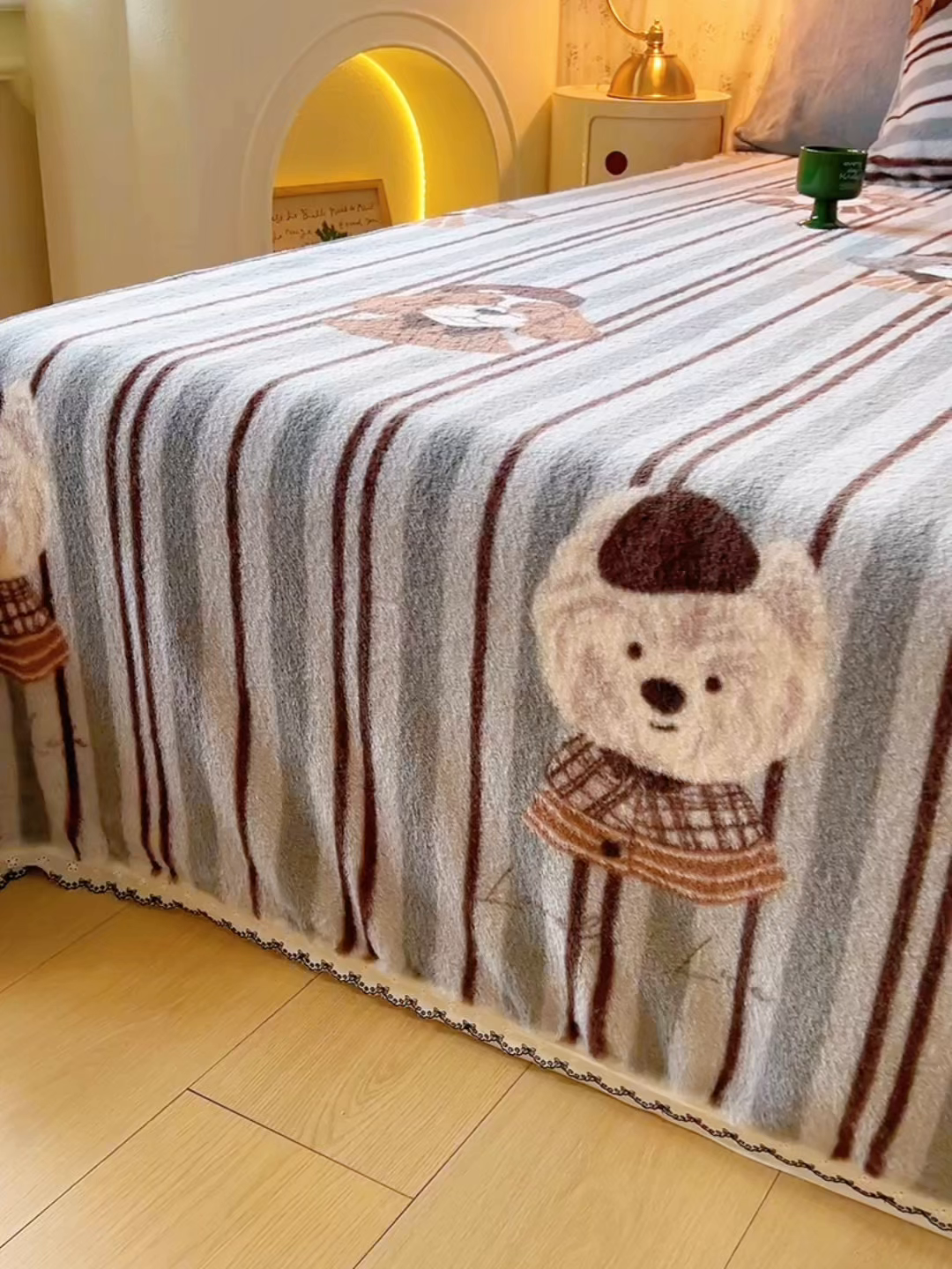 91家纺网 家纺一手货源 找家纺 妖妖家纺 2025新款高克重兔毛花边印花单床单 床单单件 博士狗