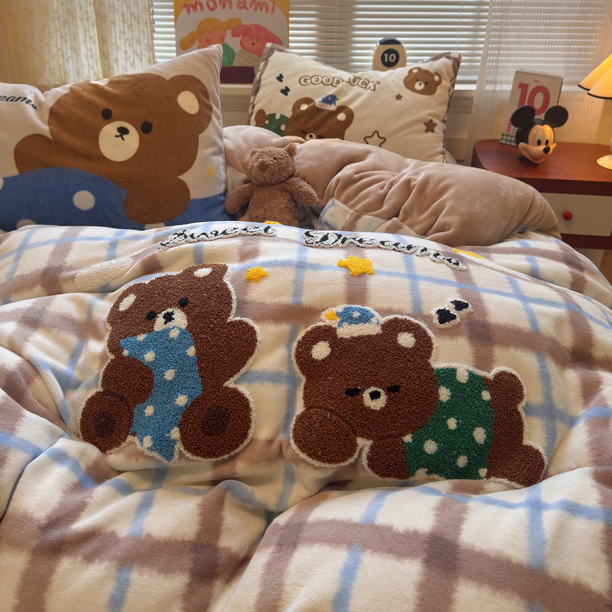 91家纺网 家纺一手货源 找家纺 罗亿家纺 2025新款高克重200g牛奶绒数码印花毛巾绣卡通四件套 晚安熊宝宝