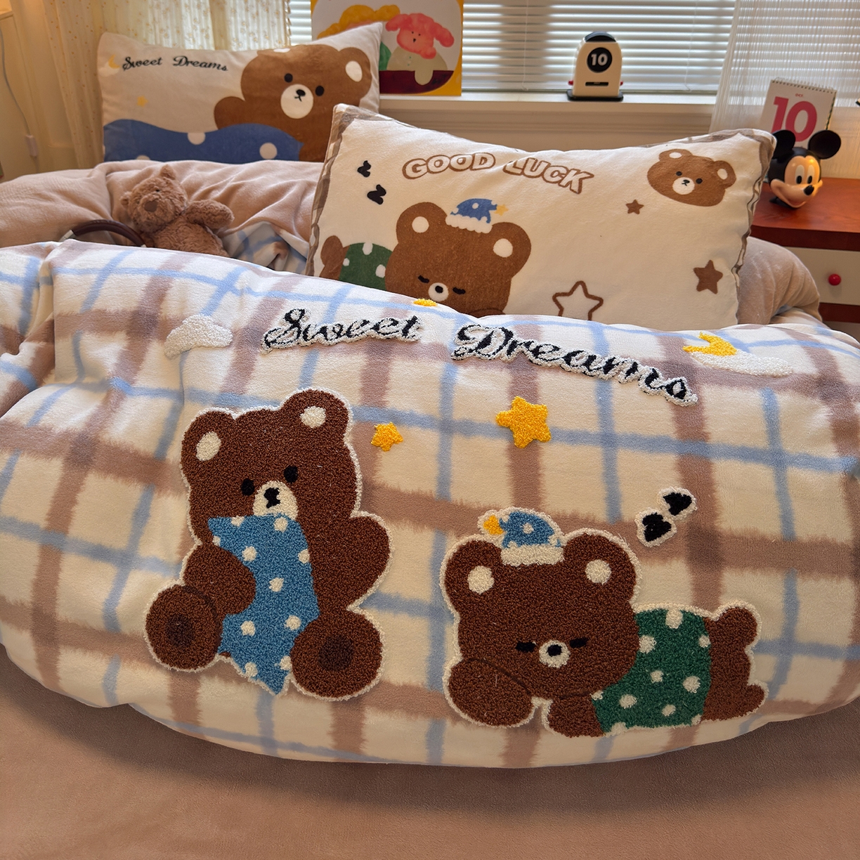 91家纺网 家纺一手货源 找家纺 罗亿家纺 2025新款高克重200g牛奶绒数码印花毛巾绣卡通四件套 晚安熊宝宝