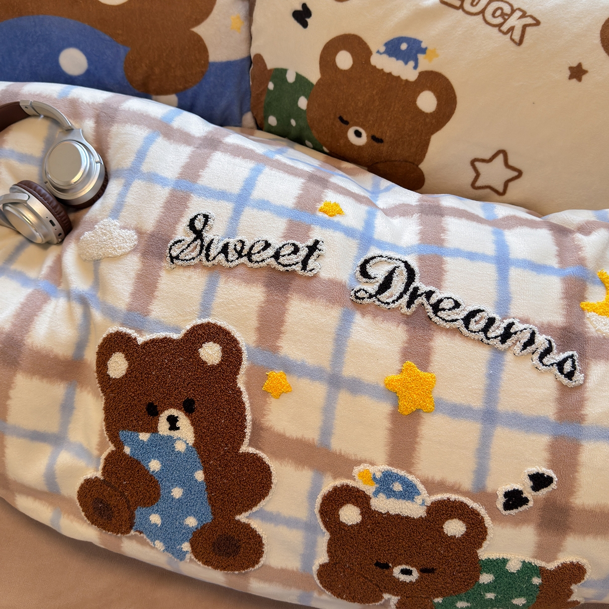 91家纺网 家纺一手货源 找家纺 罗亿家纺 2025新款高克重200g牛奶绒数码印花毛巾绣卡通四件套 晚安熊宝宝