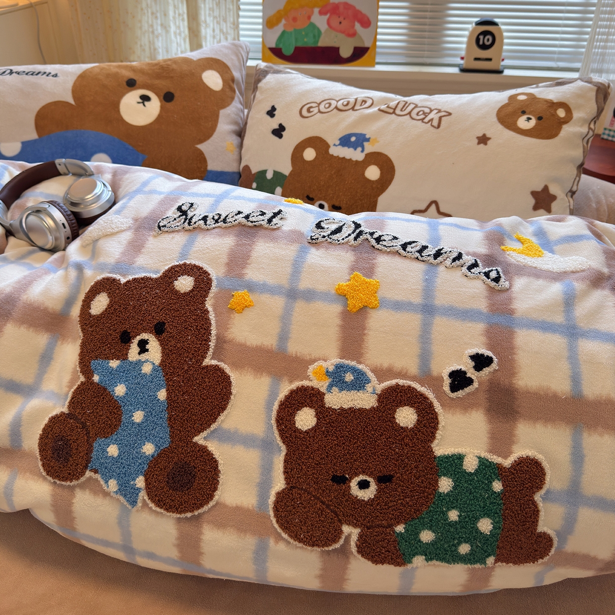 91家纺网 家纺一手货源 找家纺 罗亿家纺 2025新款高克重200g牛奶绒数码印花毛巾绣卡通四件套 晚安熊宝宝