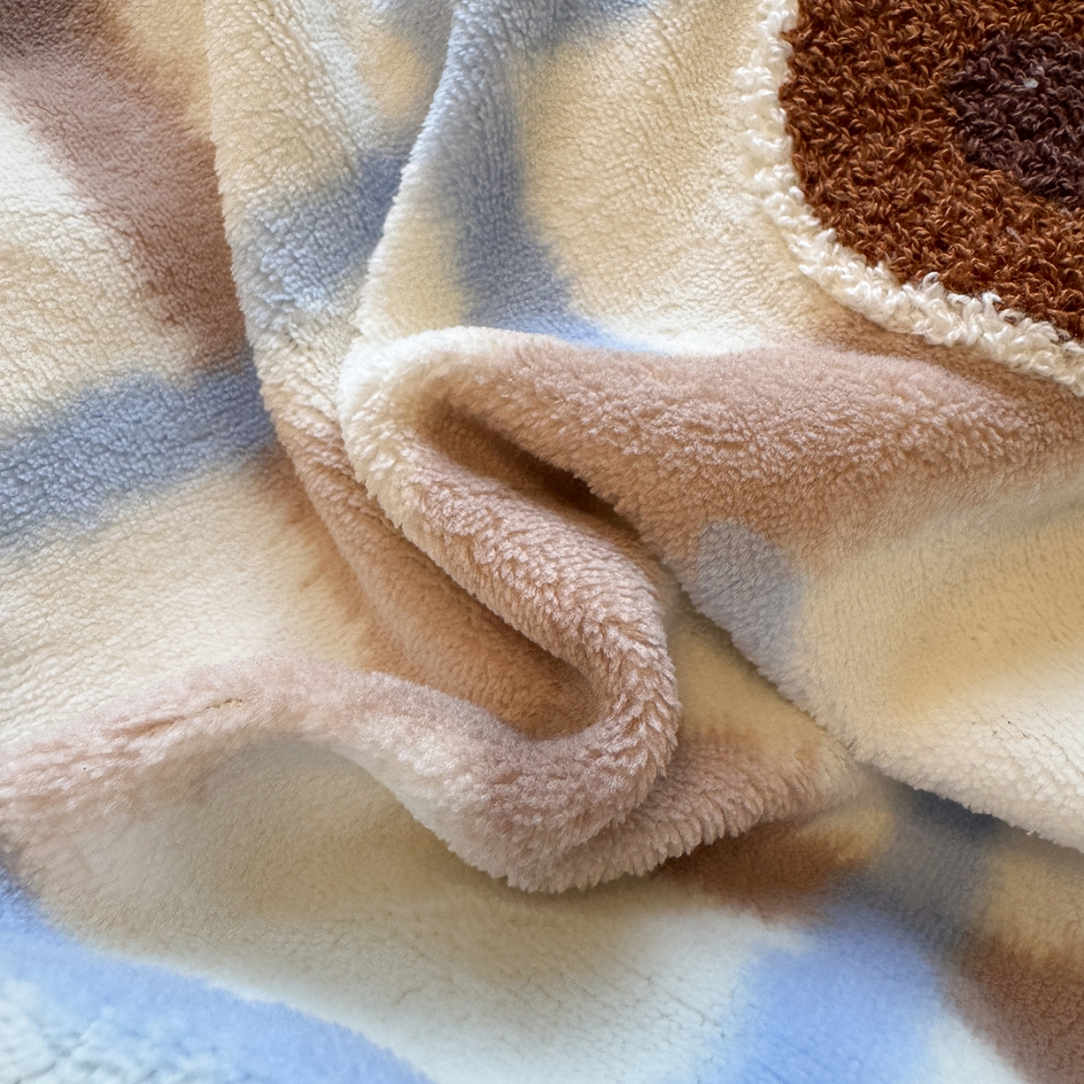 91家纺网 家纺一手货源 找家纺 罗亿家纺 2025新款高克重200g牛奶绒数码印花毛巾绣卡通四件套 晚安熊宝宝